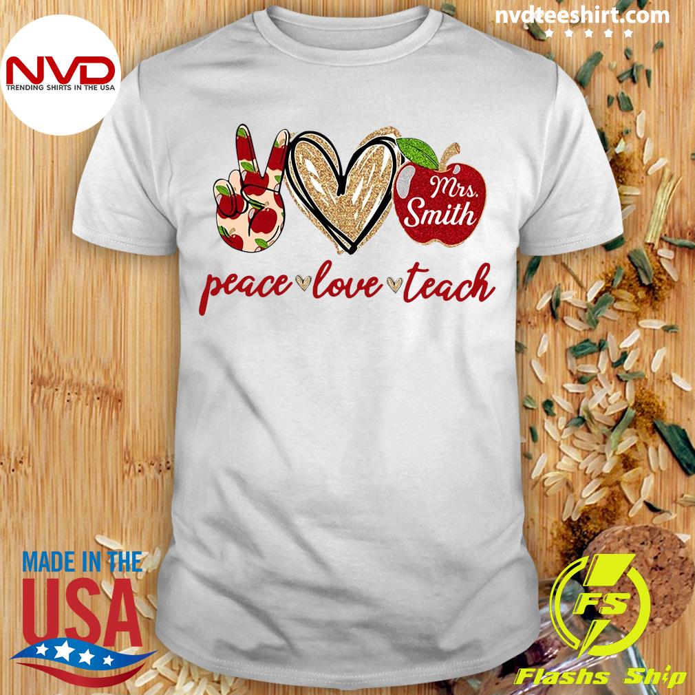 eskalere modnes mens Official Mrs Smith Peace Love Teach T-shirt - NVDTeeshirt