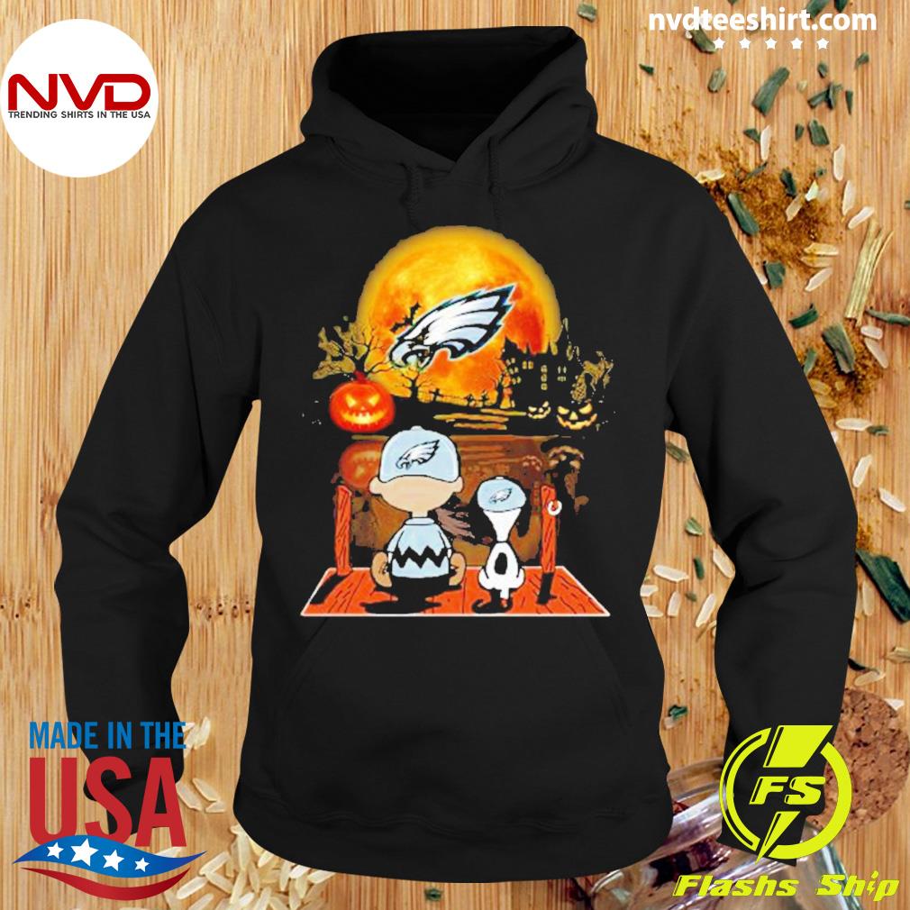 Charlie Brown And Snoopy Dog Watching City Philadelphia Eagles T-Shirt -  TeeNavi