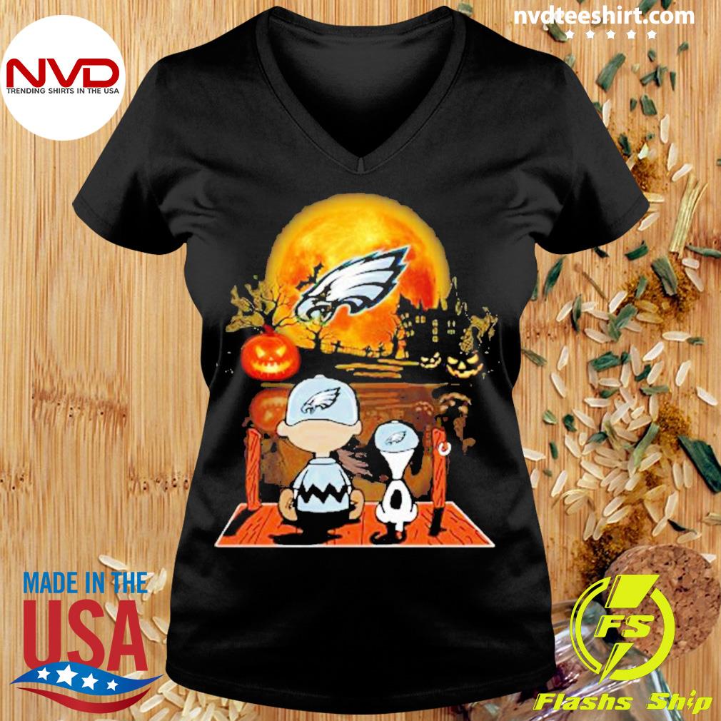 Charlie Brown And Snoopy Dog Watching City Philadelphia Eagles T-Shirt -  TeeNavi