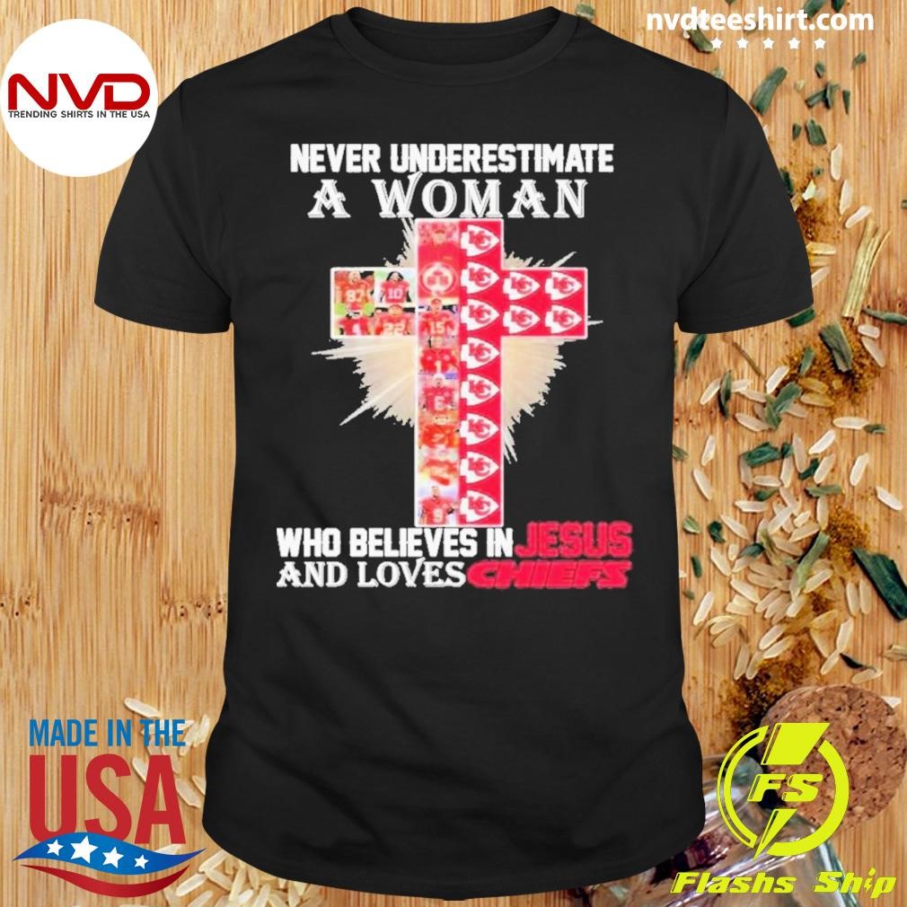 Kansas City Chiefs Don’t Never Underestimate A Woman Who Believes In Jesus Shirt